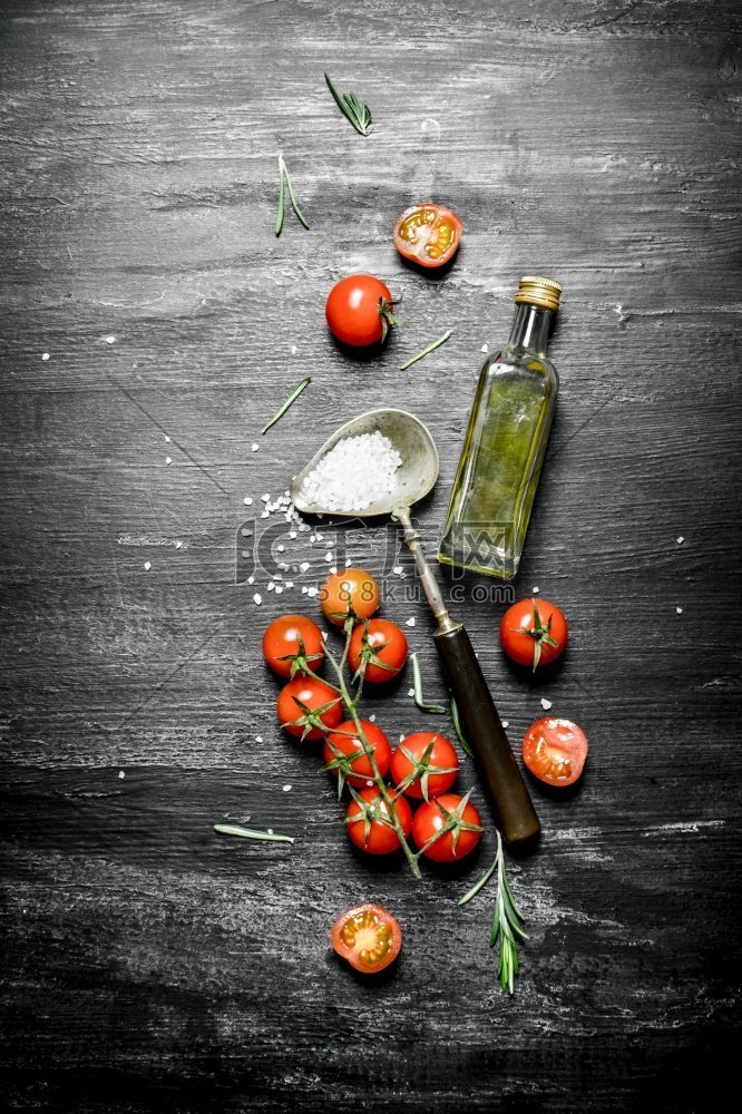 新鲜西红柿加橄榄油和一勺盐。在