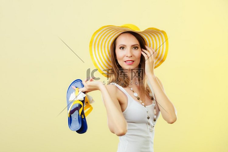假日夏季时尚概念。在大黄色帽子