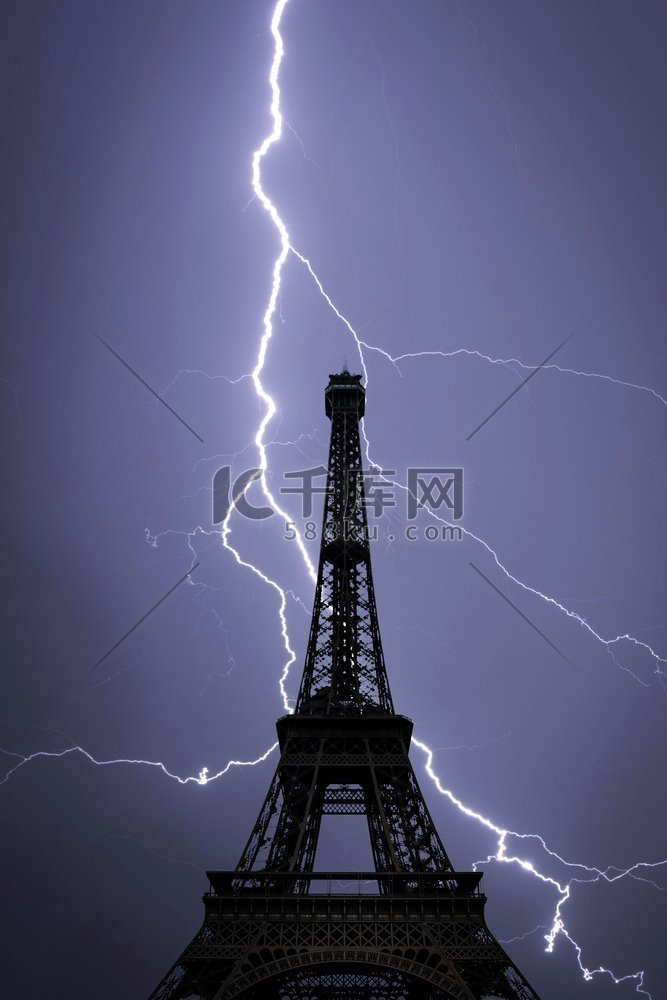 强大的雷击。法国巴黎埃菲尔铁塔