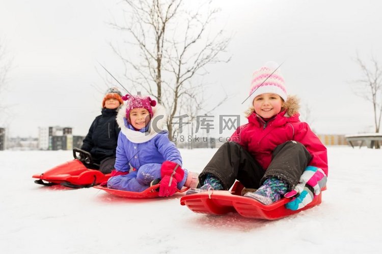 童年、雪橇和季节概念-一群快乐