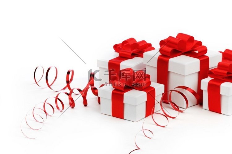 礼物在白色盒子与卷曲红丝带隔绝