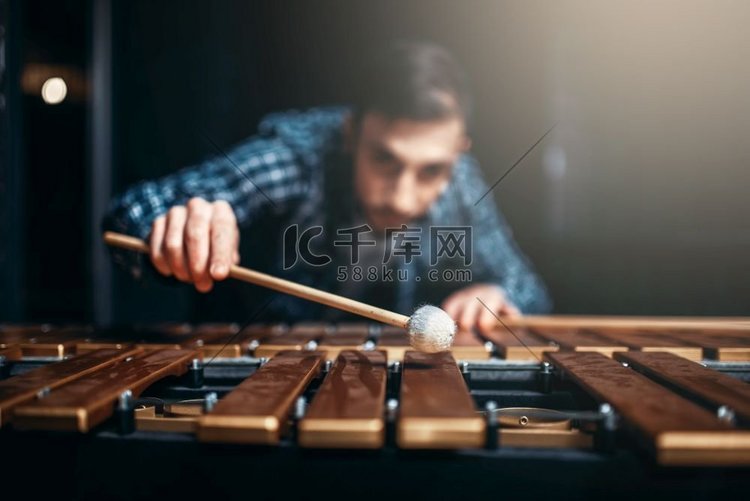 木琴演奏者与棍子在手，音乐家在