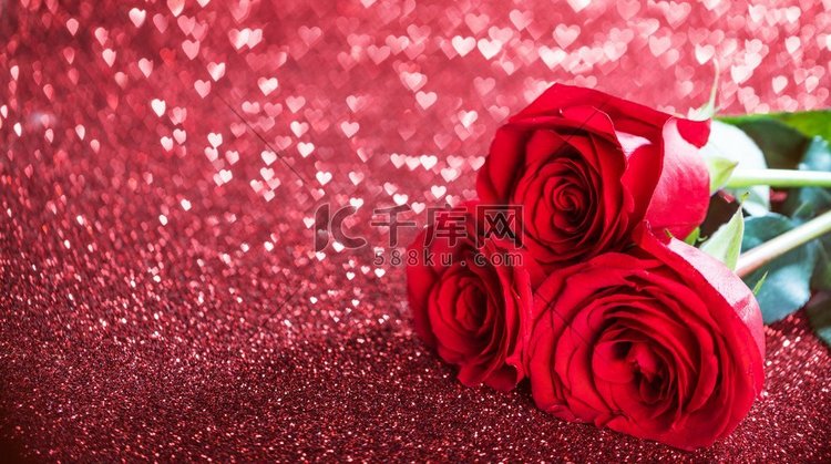 三个美丽的红玫瑰心形散景闪烁背