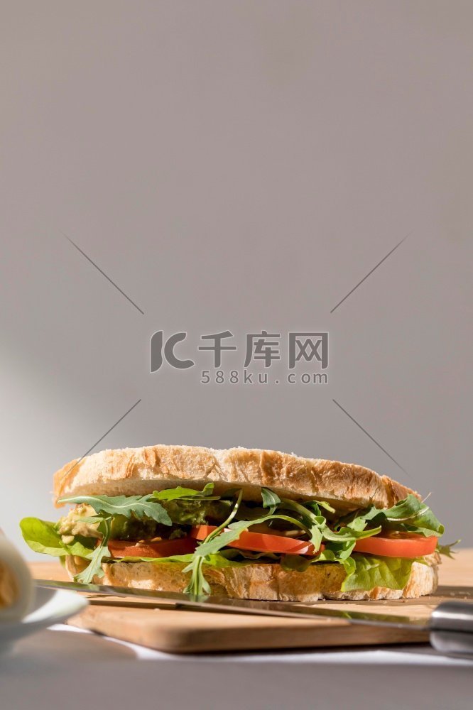 前视图烤面包三明治与西红柿绿色
