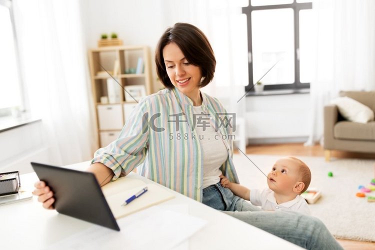 婴儿、平板电脑、PC、自由职业者
