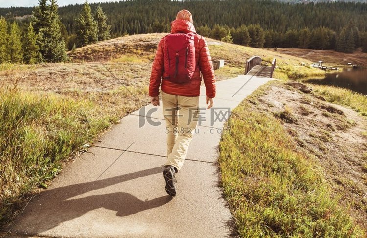 在秋天的山上徒步旅行。秋季主题