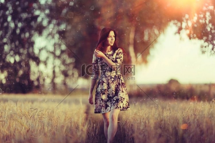 女孩日落在小麦的乡村风景