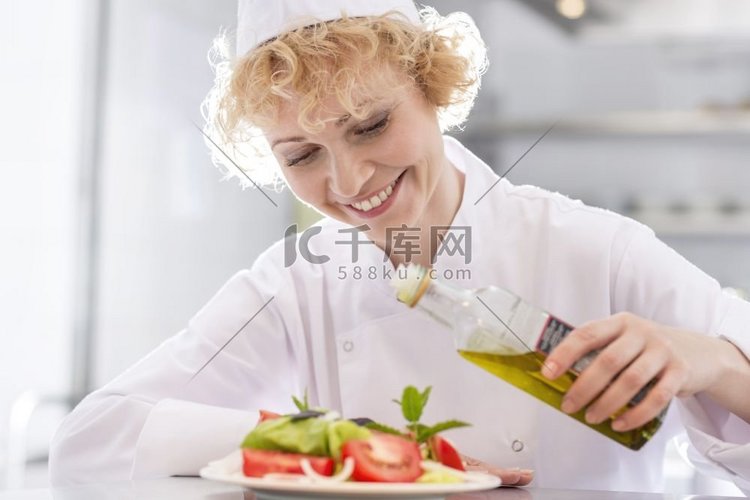 面带微笑的成熟厨师在餐厅的盘子