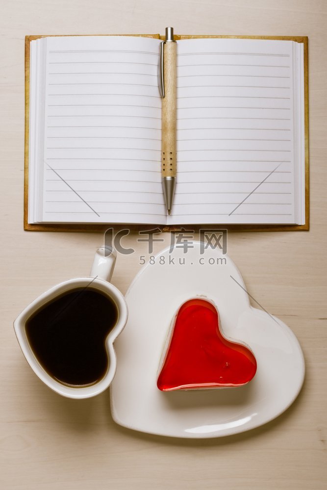 咖啡杯果冻蛋糕在心和纸空白笔记