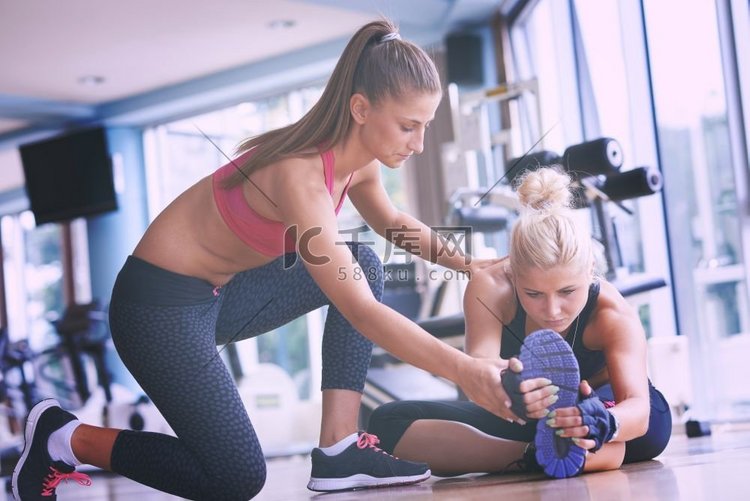 女性在健身房和健身私人教练一起