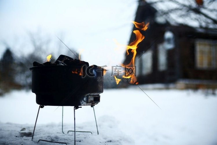 冬天雪地里烧煤的小火盆