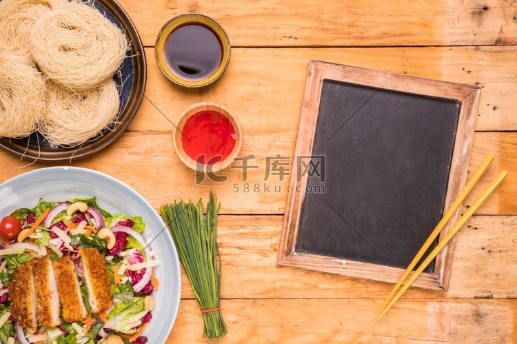 石板与筷子泰国传统食品木桌