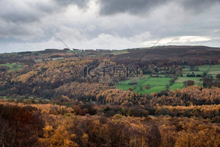 英国山顶区惊奇风景的美丽秋天景