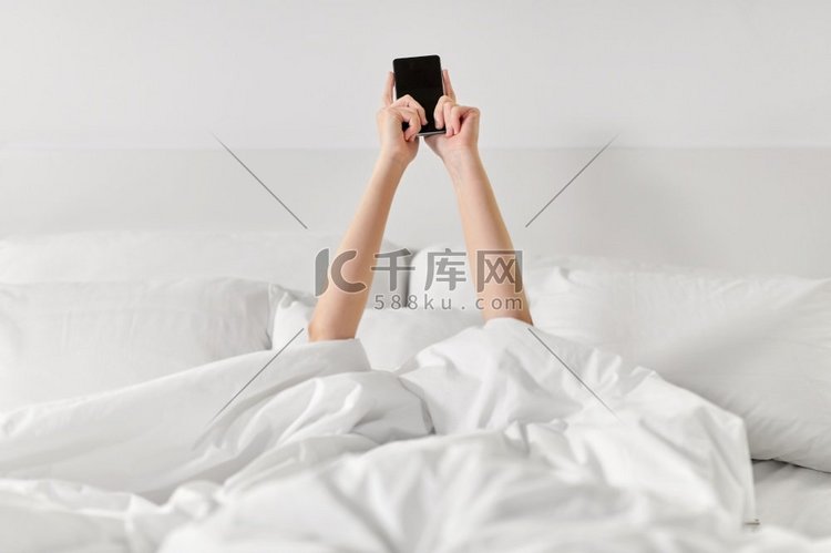 科技、舒适和早晨的概念-躺在床
