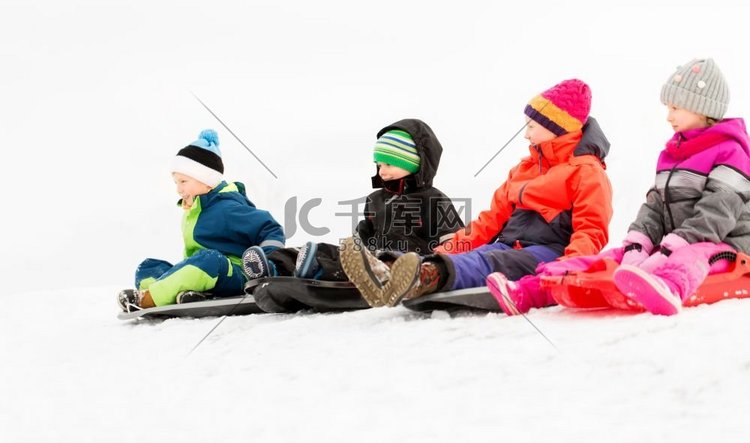 童年，雪橇和季节概念—一群快乐