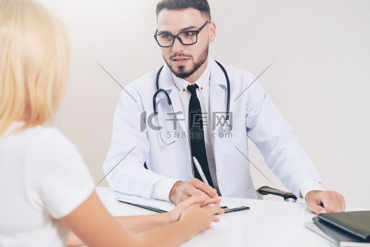 男医生在医院办公室和女病人谈话