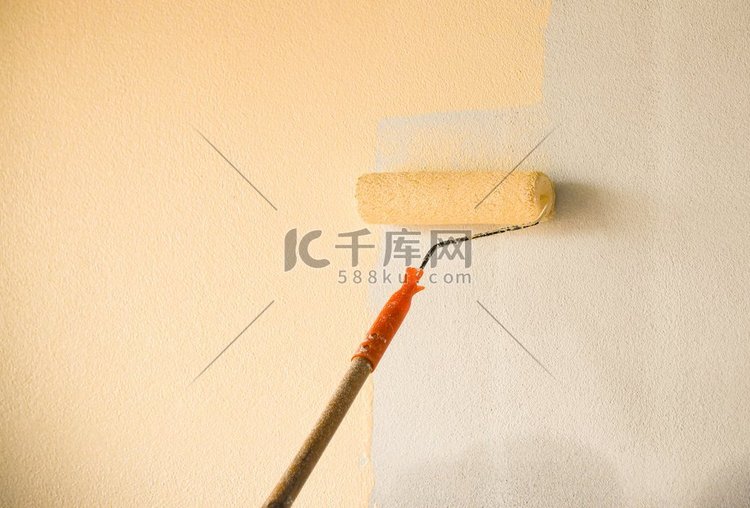 手画墙背景与油漆滚筒在建筑工地