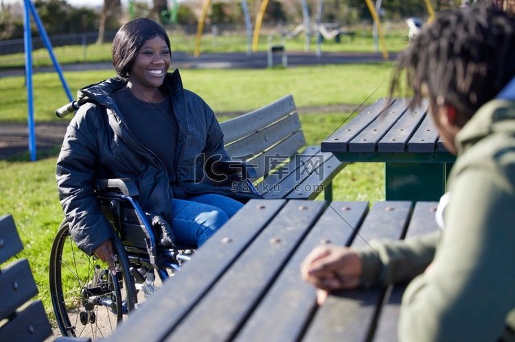 十几岁的女孩在轮椅挂出谈话和笑