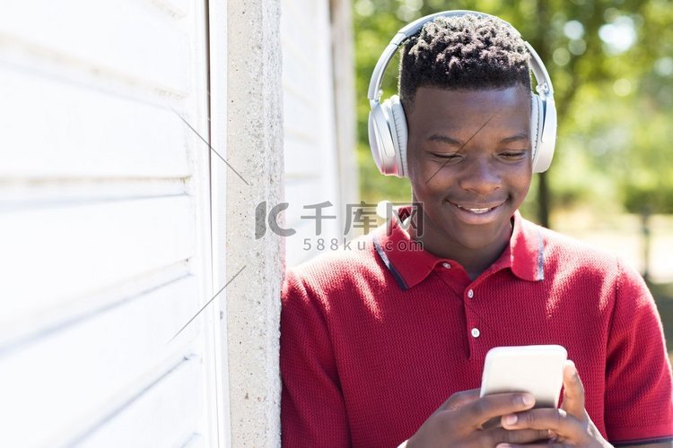 少年男孩户外流音乐从手机到无线