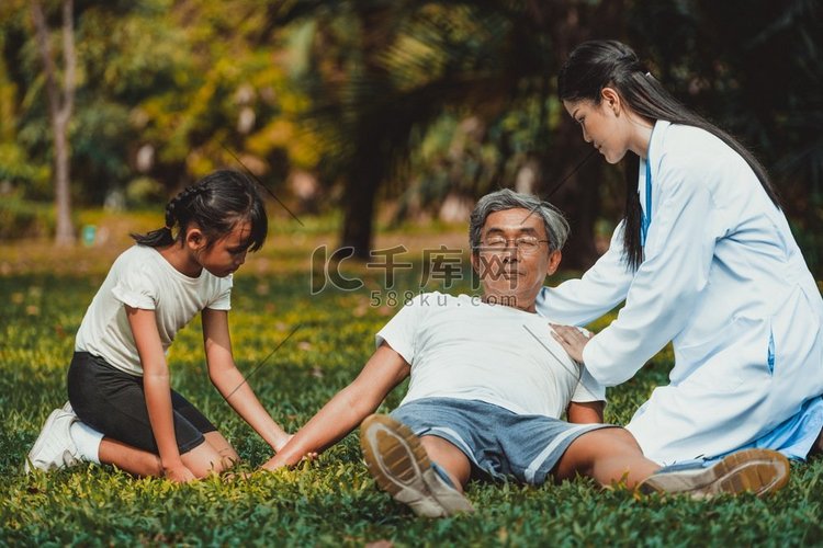 一位老人在公园里有胸痛或心脏病