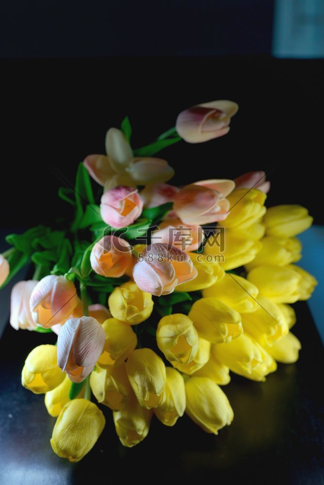 桌上的美丽郁金香花束