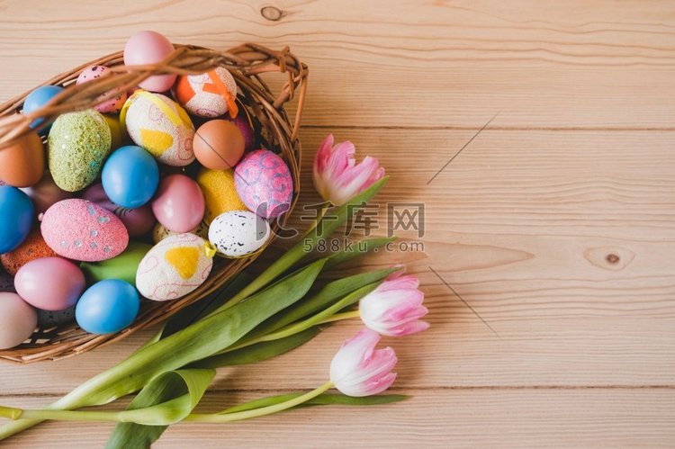 郁金香靠近篮子与复活节鸡蛋