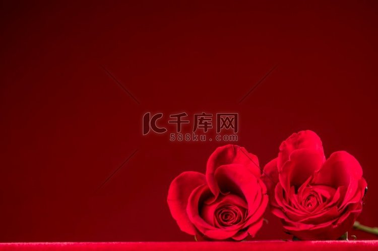 红玫瑰的心在暗红色背景情人节设