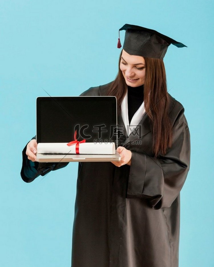 中等拍摄女孩拿着笔记本电脑