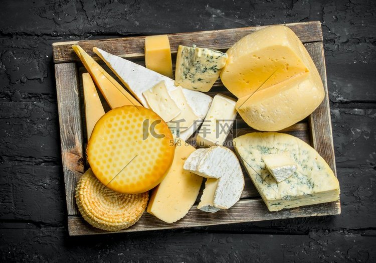 不同种类的奶酪放在一个木箱里。