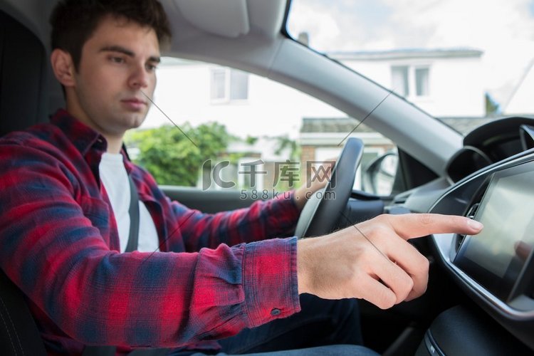 男性司机使用触摸屏在汽车