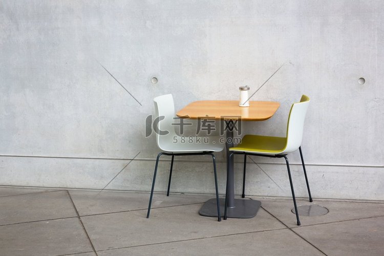露天咖啡厅的椅子和桌子