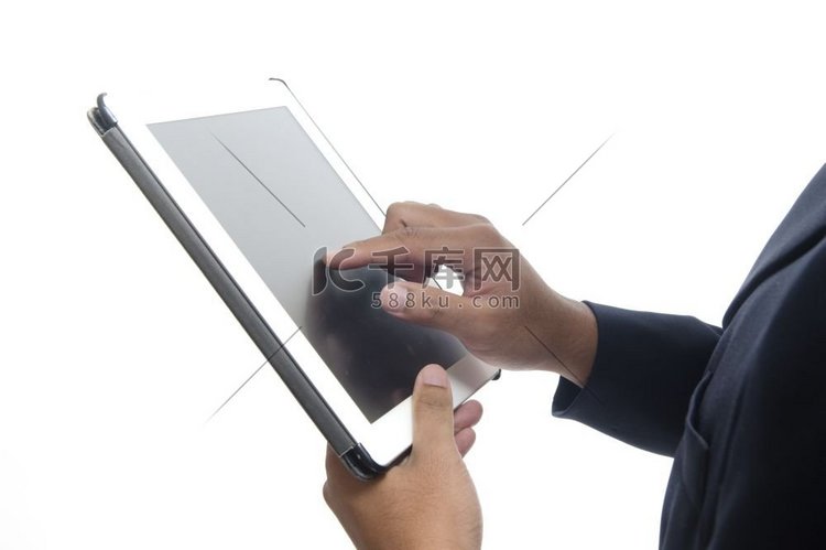 女性手触摸数字平板电脑的特写