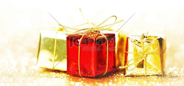 装饰盒与节日礼物在抽象的黄金背