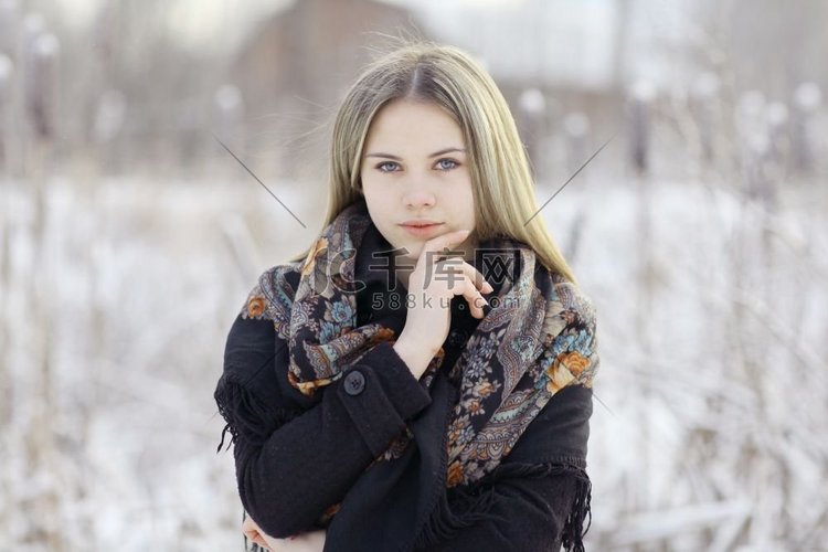 美丽的俄罗斯妇女在围巾在冬天