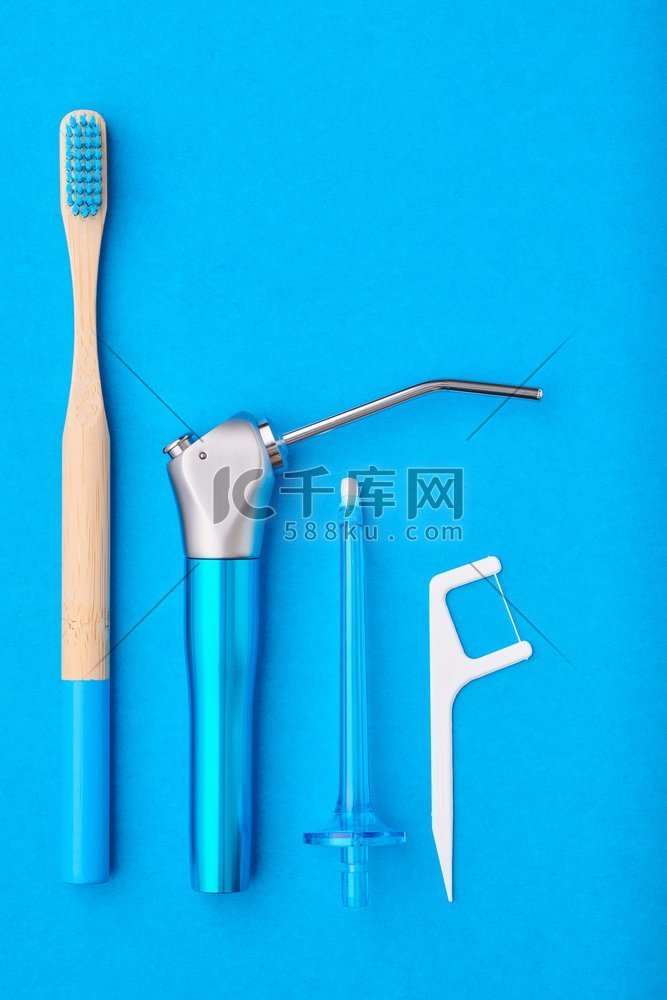 牙刷和口腔护理工具放在蓝色背景