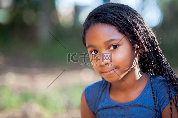 肖像的一个非洲女孩在自然看着相