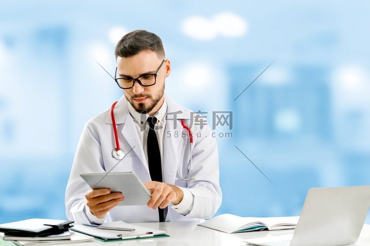 医生使用平板电脑在医院。医疗保