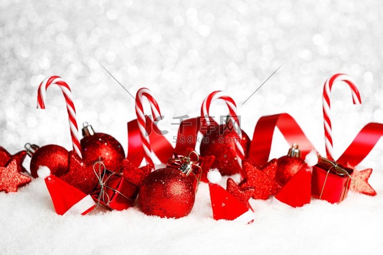 圣诞卡与美丽的装饰和糖果在雪