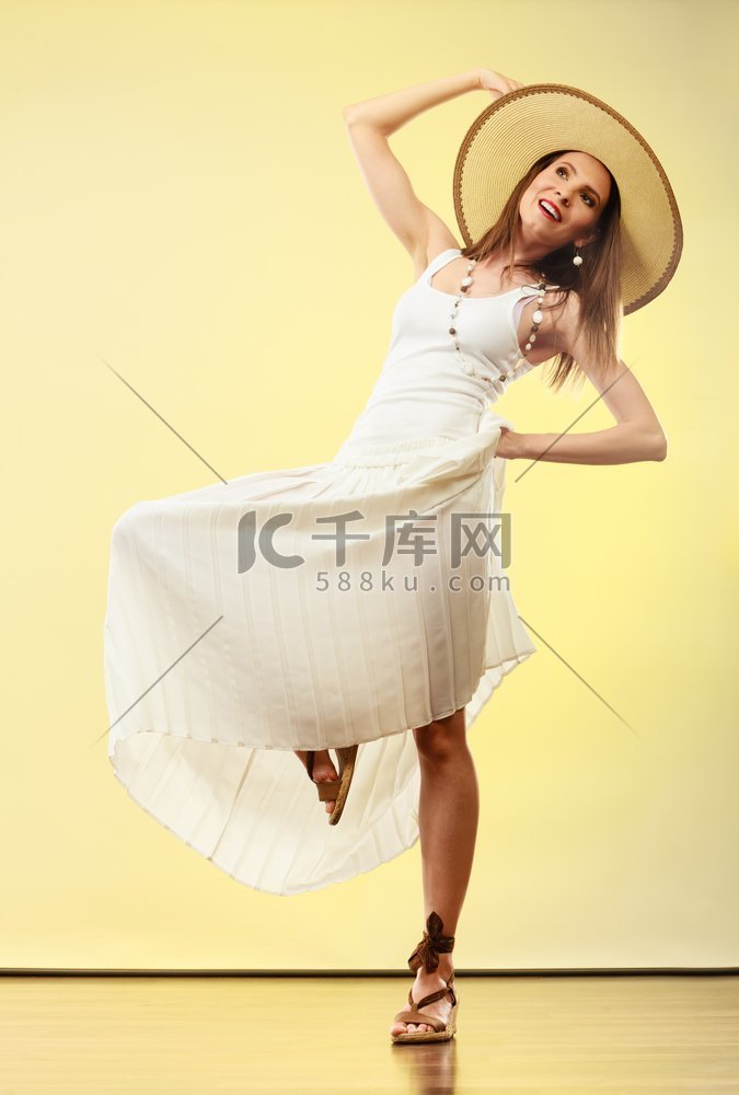 假期和夏季时尚。女人戴着大草帽