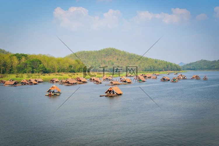 放松旅游河流/湖光山和竹屋木筏