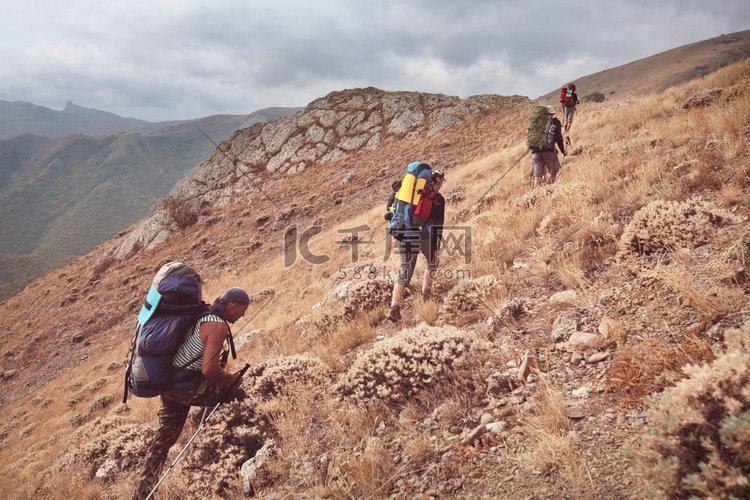 一群背包客在山中徒步旅行，户外