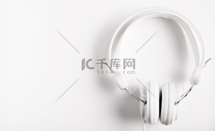 现代白色耳机音乐。很漂亮的照片