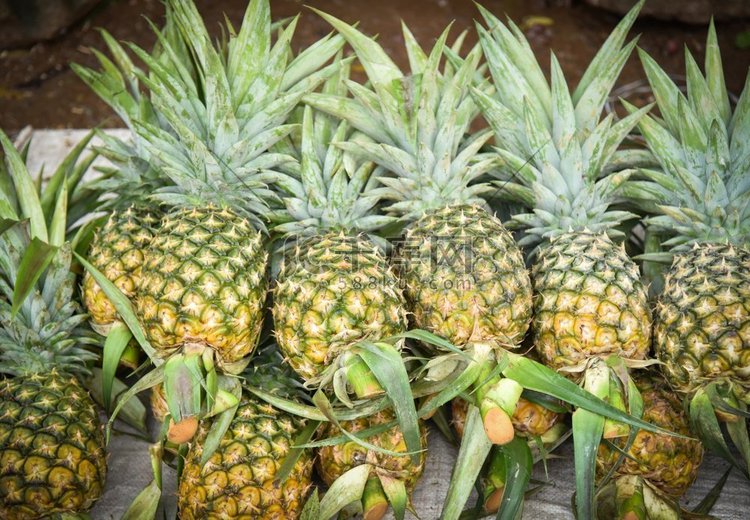 新鲜菠萝热带水果在市场上出售