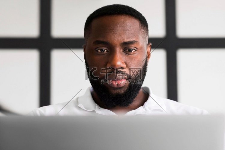 成年男性浏览笔记本电脑的肖像