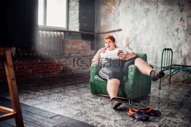 胖女人坐在椅子上吃糖果，超重。