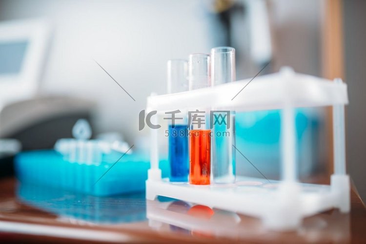 实验室测试在玻璃烧瓶特写。医学