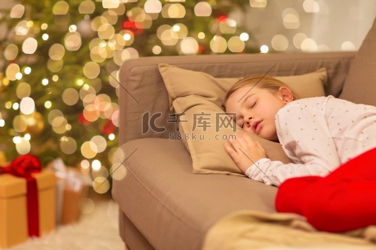 圣诞节、假日和童年概念—女孩睡