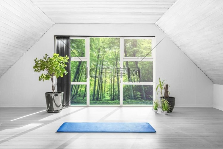 瑜伽健身房在一个绿色森林与蓝色
