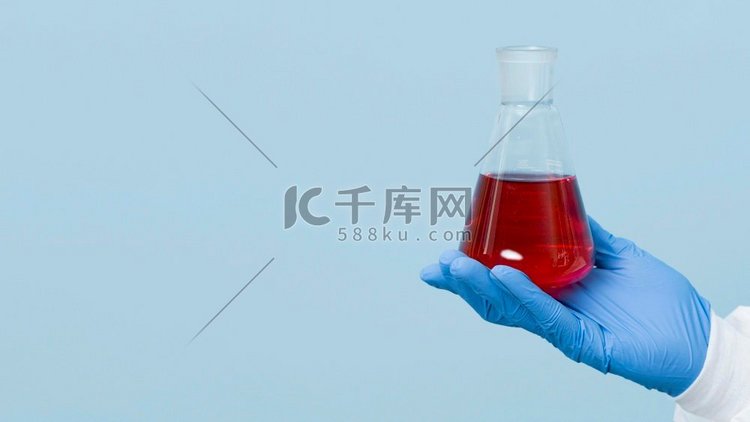 前视图科学家拿着红色化学与复制