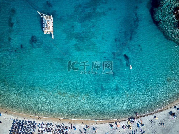 美丽的海滩顶端无人机拍摄，希腊
